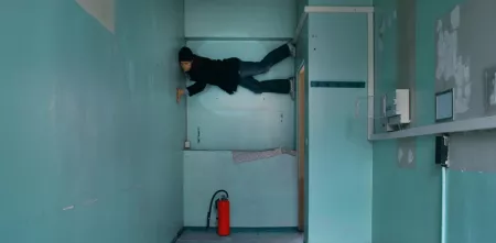 Eine Person, die zwischen zwei Wänden hochgeklettert ist.