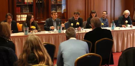 padeluun und andere Personen an einem langen Tisch mit Mikrofonen.