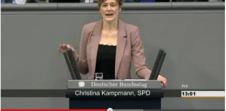 Screenshot von Christina Kampmann während einer Rede im Deutschen Bundestag.