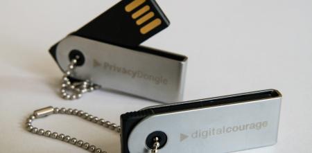 Zwei Privacy Dongles als USB-Stick.