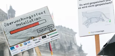 Demoschilder auf der Kundgebung gegen die VDS.