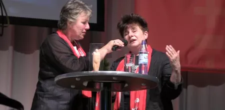 Rena Tangens wird beim Kirchentag interviewt.