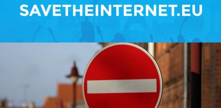 Ein Verkehrsschild „Einfahrt verboten“. Darüber das Logo von "savetheinternet.eu".
