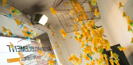 Ein mit gelben Trillerpfeiffen und Federn geschmücktes Digitalcourage-Schaufenster.