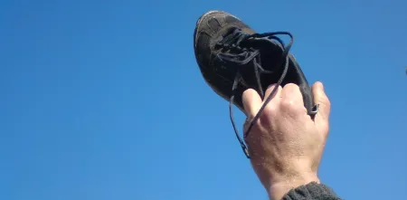 Ein Schuh, der gen Himmel gehalten wird.