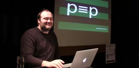 Volker Birk an einem Laptop.