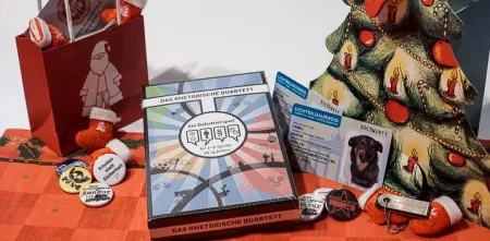 Digitalcourage-Shop-Artikel auf einem Tisch.