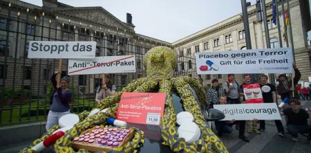 Protest von Aktivist.innen mit der Datenkrake vor dem Bundesratsgebäude.