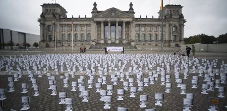 1000 kleine Protestfiguren vor dem Belriner Reichstaggebäude.