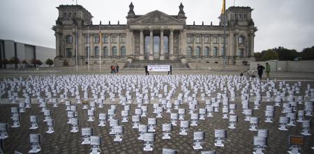 1000 kleine Protestfiguren vor dem Belriner Reichstaggebäude.
