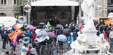 Viele Personen vor einer großen Bühne. padeluun hält eine Rede.