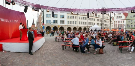 Panoramaansicht des Wahlkampfveranstaltungsgeländes der SPD auf dem Neuen Mark in Rostock.