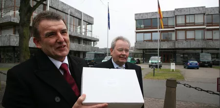 RA Meinhard Starostik und Steuerberater Heinz Raschdorf mit den ersten Sammelbeschwerden zur Vorratsdatenspeicherung zum Bundesverfassungsgericht
