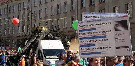 Demozug mit der Datenkrake auf einem Transporter und vielen Demonstrant.innen.