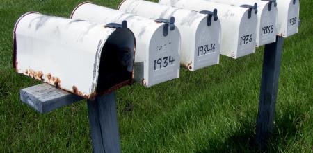 Mehrere us-amerikanische Briefkästen (Mailboxen) nebeneinander.