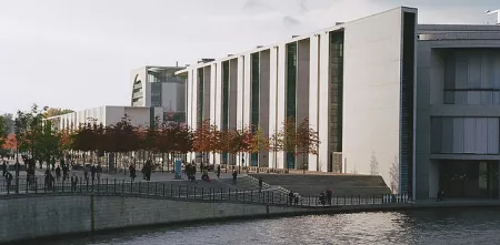 Das Paul-Löbe-Haus von außen. Im Vordergrund die Spree.