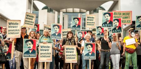 Viele Personen mit Demo-Schildern: Edward Snwoden Asyl und Whistleblower gesetzlich schützen.