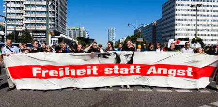 Demonstrant.innen einem riesigen „Freiheit statt Angst“-Banner.