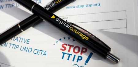 Zwei Kugelschreiber auf einem Ausdruck zu "Stop TTIP".