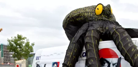 Aktivist.innen mit der Datenkrake, die auf einem Transporter bei der Demo mitfährt.