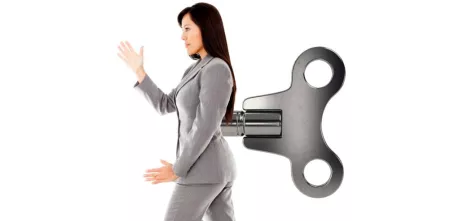 Collage: Eine Person, die sich mechanisch bewegt. An ihrem Rücken ist eine Art Drehmechnismus befestigt:
