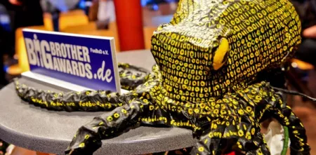 Die Datenkrake auf einem Tisch. Daneben ein Aufsteller mit dem Logo der BBAs.