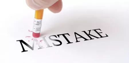 Ein Radiergummi, das das Wort "Mistake" wegradiert.
