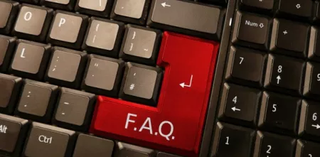Eine schwarze Tastatur. Die Eingabetaste ist mit FAQ beschriftet und rot.
