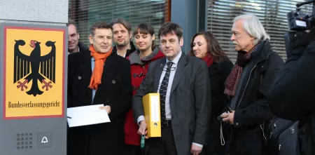 padeluun und andere Personen beim Bundesverfassungsgericht.