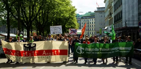 Demonstrant.innen mit diversen Bannern.