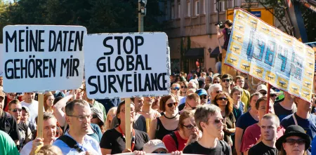 Demonstrant.innen mit diversen Schildern, z.B. „Meine Daten gehören mir“.