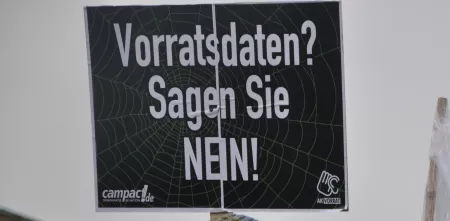 Ein Plakat mit der aufschrift: "Vorratsdaten? Sagen Sie NEIN!"