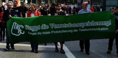 Demonstrant.innen einem riesigen „Stoppt die Vorratsdatenspeicherung“-Banner.