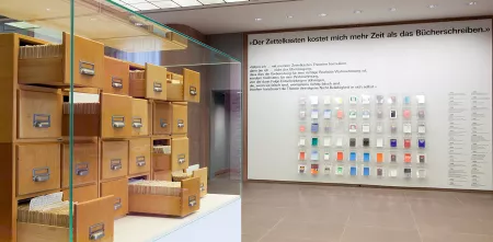 Ein Zettelkasten hinter einer Vitrine.