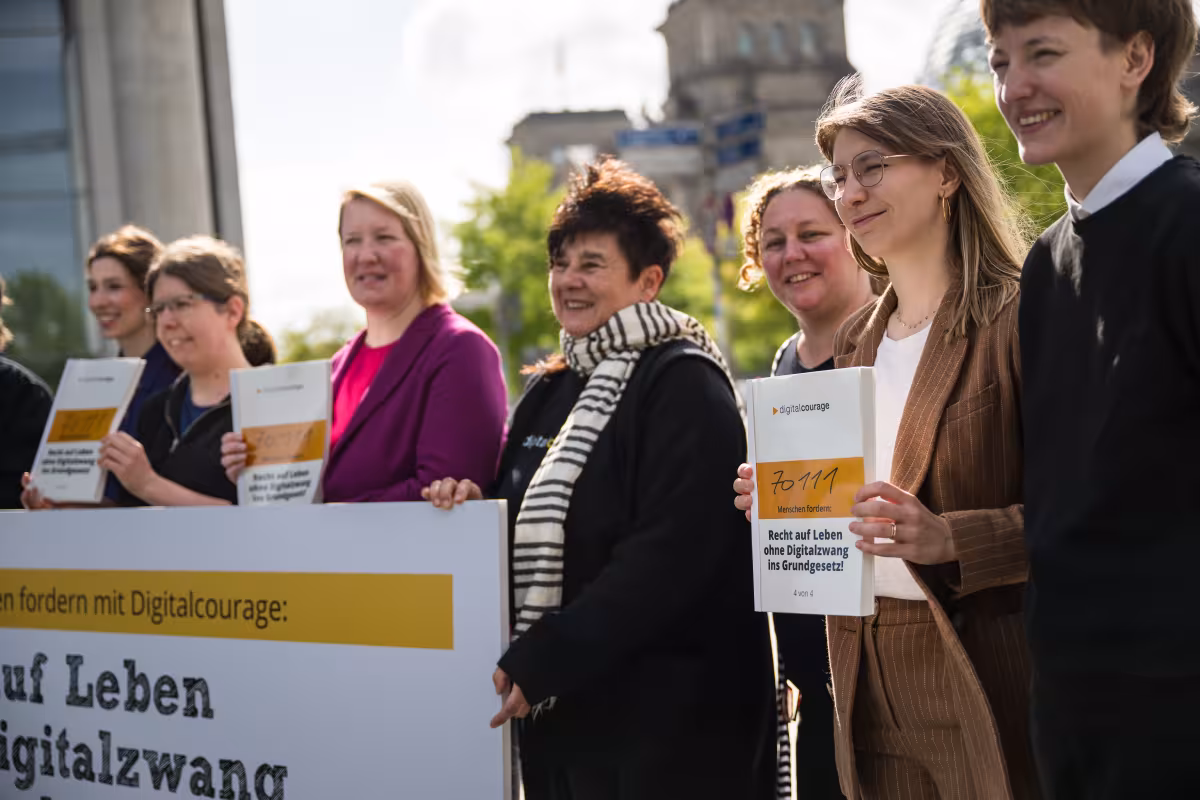 Gruppenbild der Petitionsübergabe.