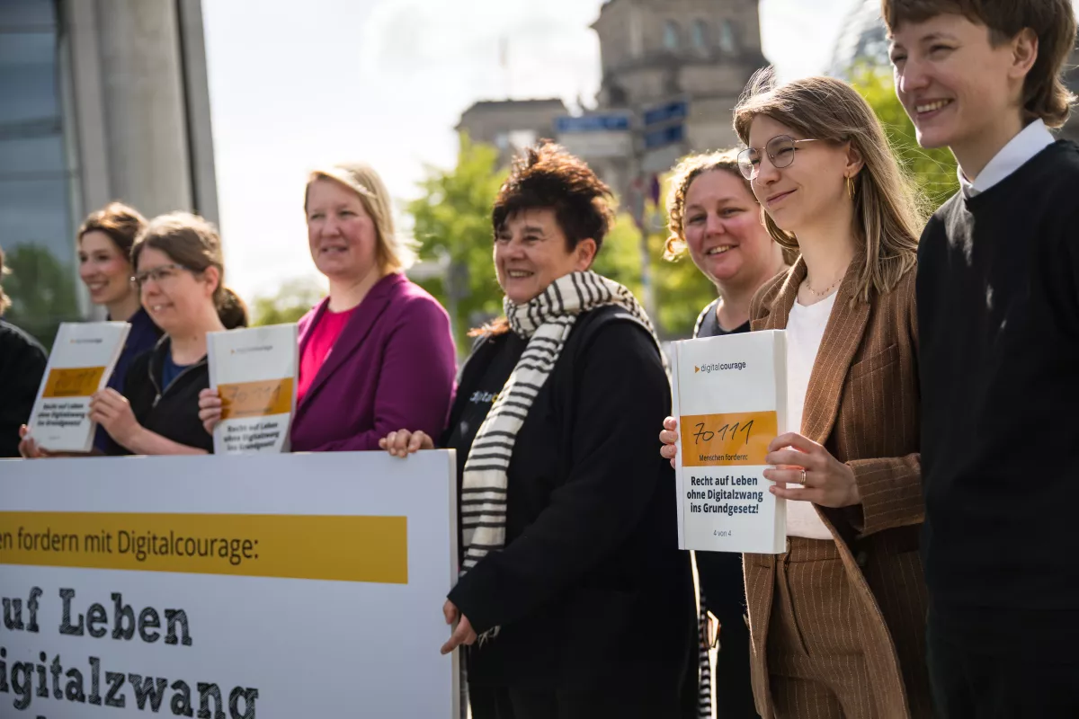 Gruppenbild der Petitionsübergabe.