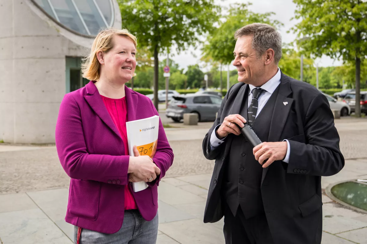 Wiebke Esdar (SPD) mit padeluun bei der Übergabe.