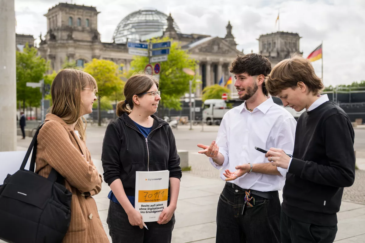 Abgeordnete des Bundestags nehmen die Digitalzwang-Petition entgegen.