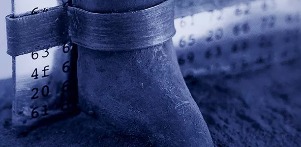 Detailaufnahme der BBA-Statue (angeketteter Fuß).