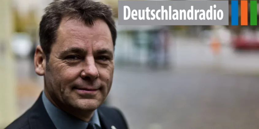 Portraitaufnahme von padeluun. Oben rechts das Logo vom Deutschlandradio.