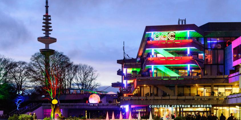 Das Congress Centrum Hamburg bei Dämmerung bunt beleuchtet.