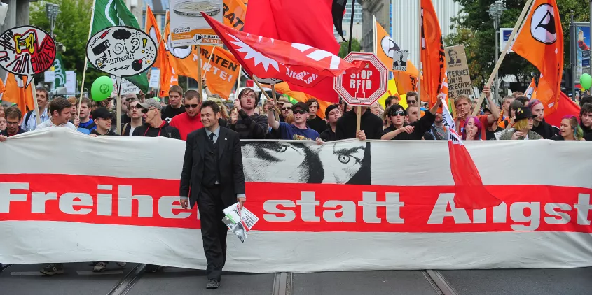 Demonstrant.innen mit einem riesigen „Freiheit statt Angst“-Banner.