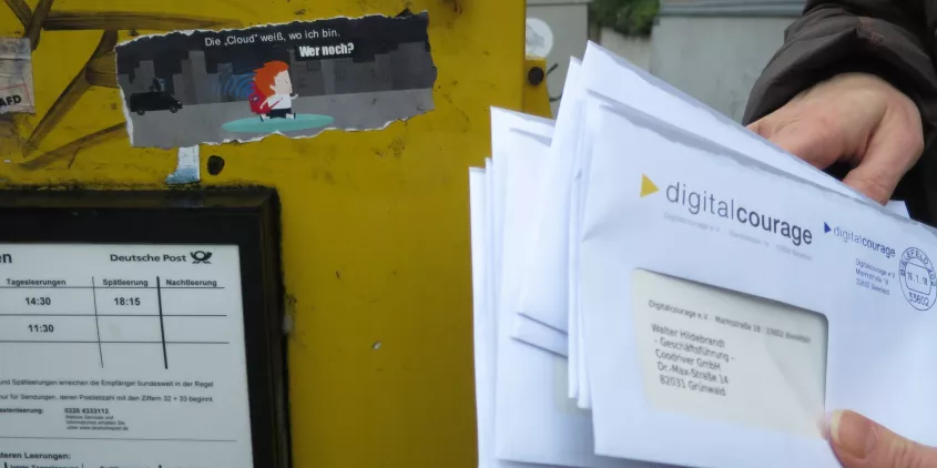 Briefkasten und offener Brief gegen Kinder-Tracking mit „Schutzranzen“.