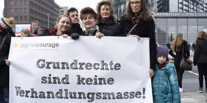 Ein Teil des Digitalcourage-Teams mit einem Banner: „Grundrechte sind keine Verhandlungsmasse!“