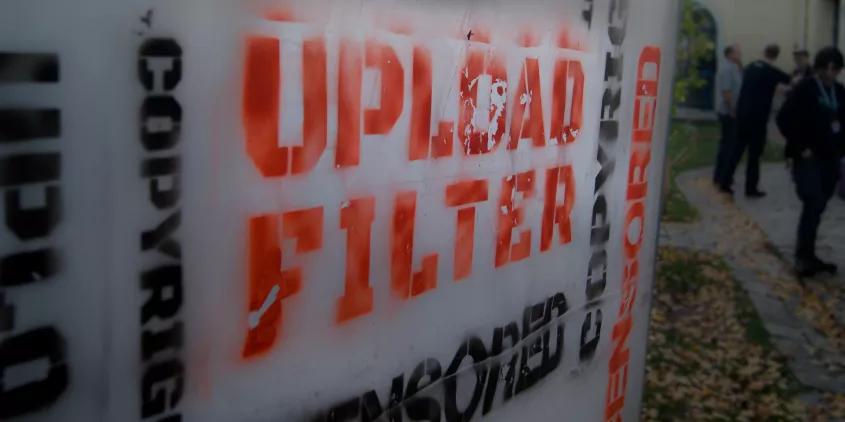 Stencil in rot: „Stoppt Uploadfilter!“