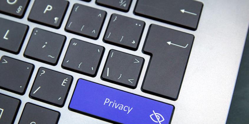 Ein Ausschnitt einer Tastatur mit dem Fokus auf einer blauen Taste mit der Aufschrift "Privacy".