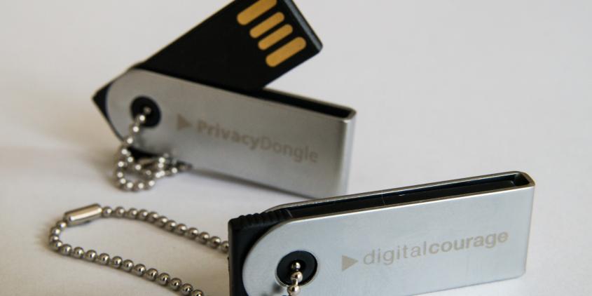 Zwei Privacy-Dongles in Form eines USB-Sticks (je geschlossen und aufgeklappt).
