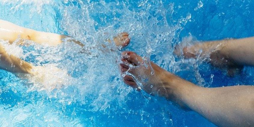 Füße planschen im Wasser