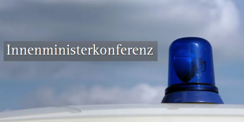 Ein Blaulicht. Links daneben der Text „Innenministerkonferenz“.