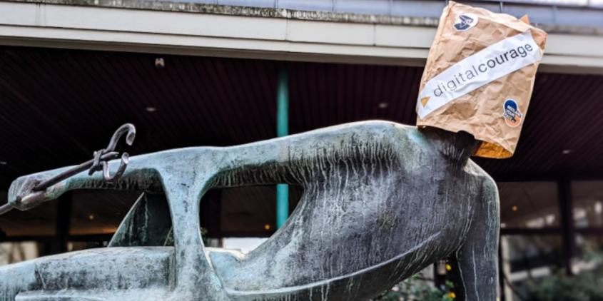 Merkurbrunnen in Bielefeld mit Papiertüte auf Kopf